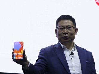 行政总裁余承东正式发布了全球最薄支持5G网络的可折叠屏幕智能手机华为 Mate X。AP