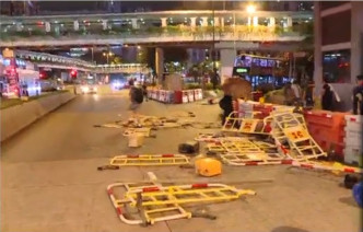 荃湾示威者堵塞青山公路。NOW新闻截图