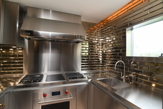專業中式及西式開放式廚房，配備十分完備。