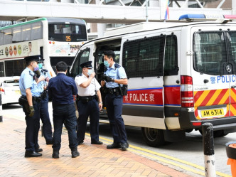 警员持防暴盾牌到场。