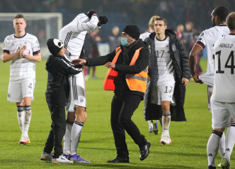 阿美尼亞小球迷衝入球場抱住夏維斯索取球衣。Reuters