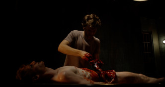 电影中的道具及场景制作认真，画面血腥逼真。