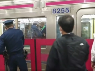 东京警方在列车上调查，据指一人被捕。影片截图