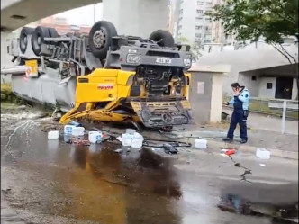 青衣有油車翻車。網上圖片