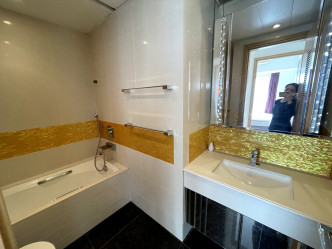 浴室墙地均用上石材铺砌，易于打理清洁。