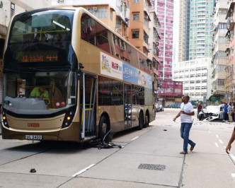 寶馬部分車頭攝進九巴前輪。Dal Lau圖片