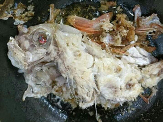 该条鱼被煎至「煎皮拆骨」。网上图片
