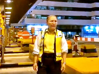 陈小春转载红隧职员闹示威者。CBC影片截图