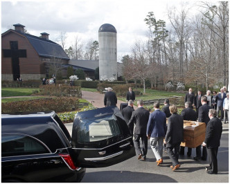灵车抵达夏洛特市的葛培理图书馆工作人员把棺木抬入内。AP