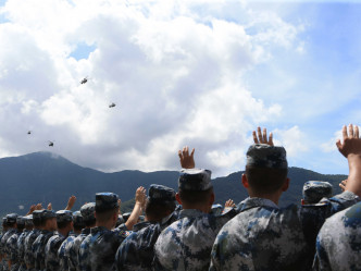 空军部队官兵向轮换出港分队挥手告别。（政府新闻处图片）