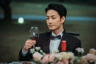 李賢旭最近在韓劇《Mine》演出到位，獲封「國民渣男」。