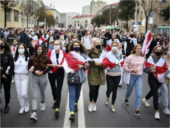 马克龙又赞扬带头示威的妇女值得世人尊敬。AP图片