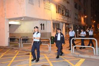 10多名机动部队及便衣警员重返白田邨。尹敬堂摄
