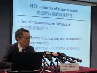 衞生防護中心顧問醫生（特別預防計劃）陳志偉醫生，回顧2018年香港的愛滋病情況。  政府圖片