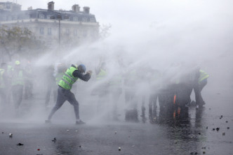 防暴警察施放晕眩弹、催泪弹和水炮，驱散示威者。AP