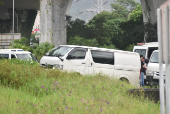 報失的客貨車更鏟上草地。楊偉亨攝