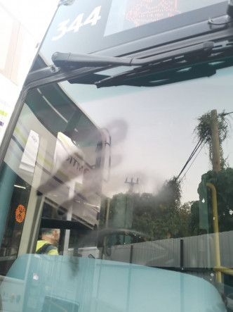  一架 K76 港铁巴士在乘客上车期间遭示威者涂污挡风玻璃及倒后镜。港铁提供