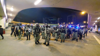 防暴警察进驻沙田站。