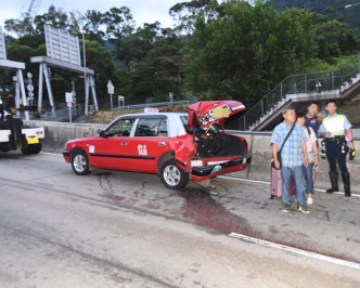 意外涉及兩輛的士及五輛私家車。丁志雄攝