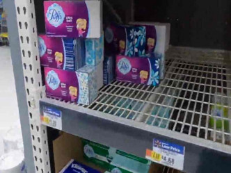 加州一间超市内的厕纸被抢购一空。网图