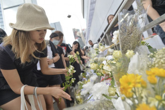 部分游行人士在金钟太古广场外，悼念于前一日坠楼身亡的示威者。资料图片