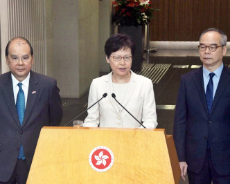 林郑月娥（中）再次表明，她与团队仍有热诚、有承担，继续做可以做的事，让香港尽快止暴制乱。