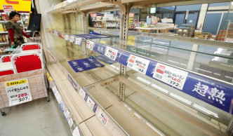 日本民众严阵以待。AP图片