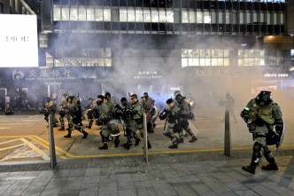 防暴警察万圣节与示威者爆发冲突。资料图片