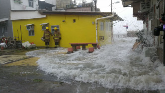 巨浪湧上街道。