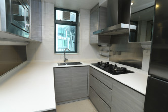 廚房設有U形廚櫃，收納空間多。