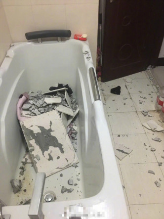 有居民家中墙体、浴室瓷砖大量脱落，碎片掉落一地。　微博图片