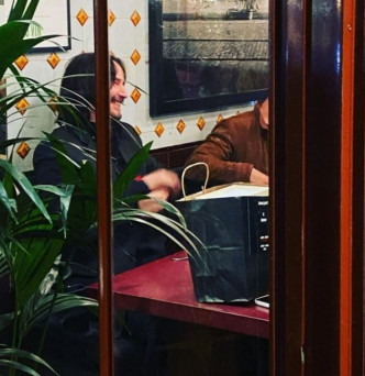 被网民拍到在巴黎某餐厅食饭。