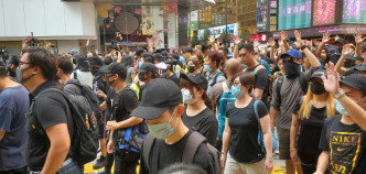 《禁蒙面法》午夜起實施後，仍有示威者戴上口罩遊行。