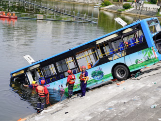 贵州巴士失控堕水库。网图