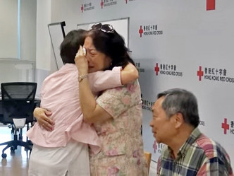 冼玉翎(左)在香港红十字会的安排下与兄姊见面。
