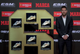 美斯展示自己的六個歐洲金靴獎。AP