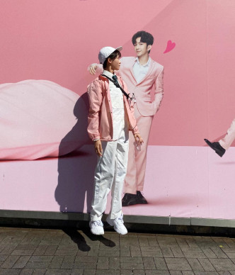 廖子妤着上粉紅Dresscode與Anson Lo廣告影相。