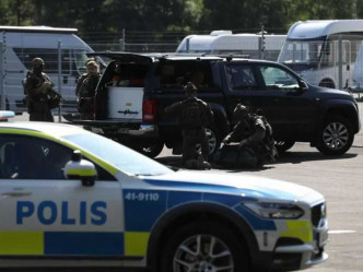 瑞典警方人员到事发监狱处理事件。网图