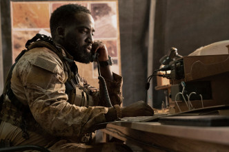 Shamier Anderson饰演望乡情切的驻阿富汗美军。