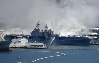 美国海军两栖攻击舰发生爆炸，引发三级大火。AP