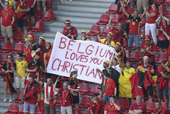 比利時球迷舉起「比利時愛你，基斯甸」的橫額以示支持。AP