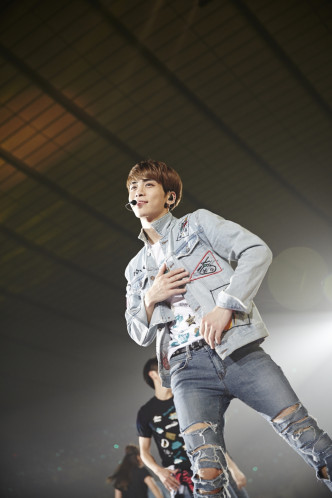 SHINee各大官方社交平台貼出鐘鉉在舞台上表演的照片，祝他生日快樂。