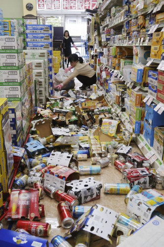 有商店的货物被震落地一片凌乱。AP