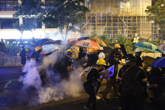 警方多次施放催泪弹驱散示威者。