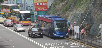 观塘港铁站安排了接驳巴士接载乘客。 林思明摄