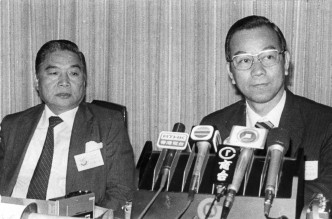 刘皇发(右)及当时是立法局议员的张人龙(左)。 资料图片