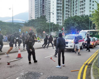 一批黑衣人在東涌站對出襲擊警車。