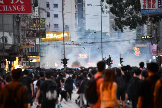 防暴警察驅散示威者