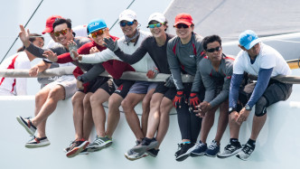 汤洁芳(右四)指自去年耶加达亚运后，今年四月起接触大帆船，直言在大帆船上更见团队合作精神。相片由香港香港游艇会提供