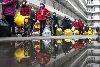 武漢康復民衆逐漸恢復日常生活。AP圖片
